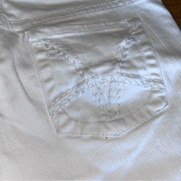 Kut the Kloth's White Bermuda Jean Catherine boyfriend Shorts - Picture 3 of 4